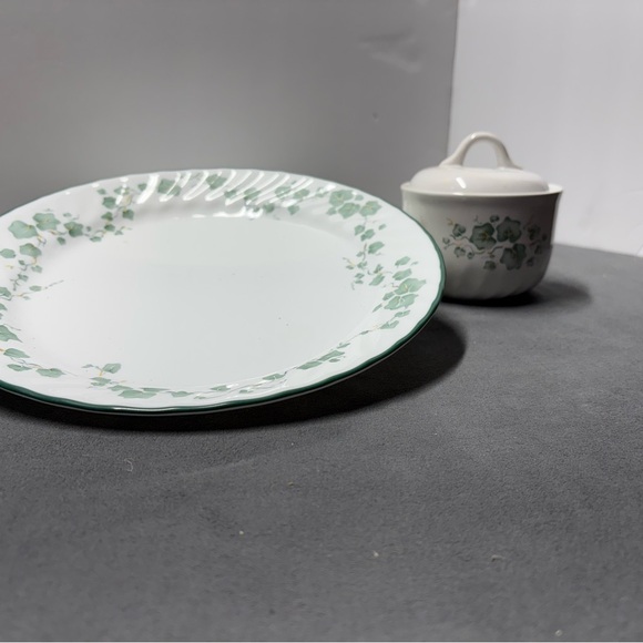 Corelle Elegant Green and White Dinnerware Set. 4 plates and 1 sugar bowl with - Picture 1 of 3